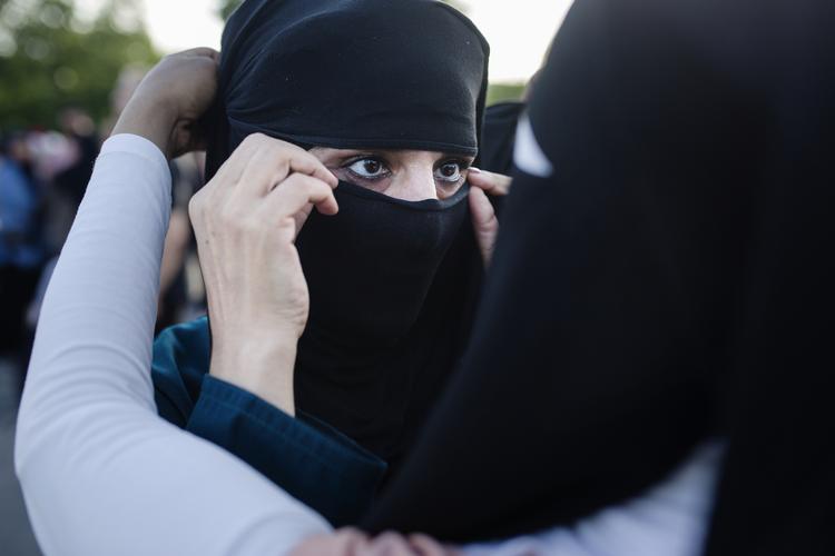 
    Herhjemme har der været demonstreret mod det nye tildækningsforbud. Også i udlandet er der modstand. (arkiv) Emma Sejersen/POLFOTO