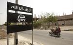 Et skilt ved indfaldsvejen til Jaar i Yemen viser al-Qaedas logo. Terrorbevægelsen opererer åbenlyst i krigen i landet, hvor den kæmper på samme side som USA mod iranskstøttede shiamuslimer.   Hani Mohammed/AP