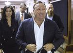 
 En række tech-giganter har fjernet indhold fra den højreorienterede konspirationsteoretiker Alex Jones' medie Infowars. 
   Tamir Kalifa/AP