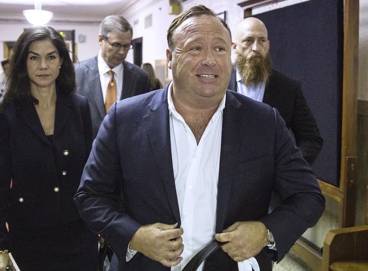 
 En række tech-giganter har fjernet indhold fra den højreorienterede konspirationsteoretiker Alex Jones' medie Infowars. 
   Tamir Kalifa/AP
