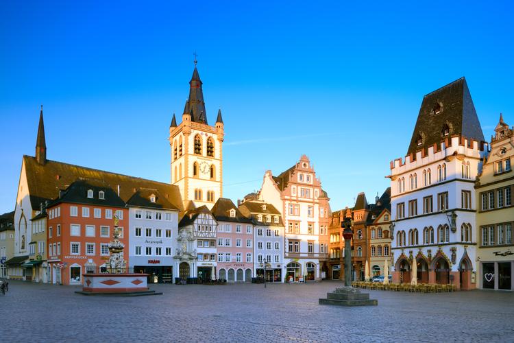 Hauptmarkt er tyske Triers centrale plads og en af de største. Her en tidlig morgenstund. Jytte Flamsholt Christensen