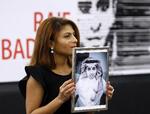 Ensaf Haidar, hustru til den fængslede saudi-arabiske blogger, Raif Badawi, holder et billede op af sin mand, da han modtager Sakharov-prisen i den franske by Strasbourg i december 2015. Christian Lutz/AP