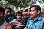 Shahidul Alam (med skæg) føres bort af politiet efter at have udtalt sig om situationen i Bangladesh på en ifølge myndighederne »provokerende måde«. Munir Uz Zaman/Ritzau Scanpix