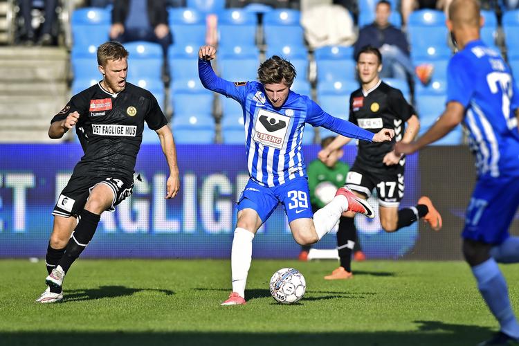Esbjergs Anders Dreyer (stribet trøje) er solgt til Brighton.
   Holte Christer/POLFOTO