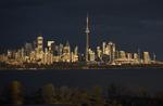 Torontos skyline domineres af CN Tower, der i 32 år var verdens højeste fritstående bygning.
   Mark Blinch/AP