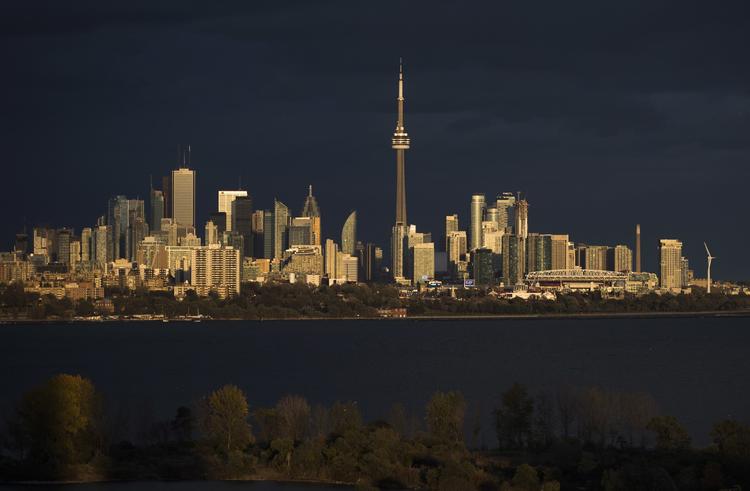 Torontos skyline domineres af CN Tower, der i 32 år var verdens højeste fritstående bygning.
   Mark Blinch/AP