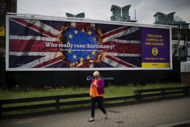 Det højreradikale britiske parti UKIP erkender, at tre medlemmer var involveret i en aktion mod socialistisk boghandel i London. Medlemmerne er nu blevet suspenderet fra partiet.
   Matt Dunham/AP