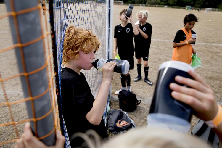 Varmen afholdt ikke 125 børn fra at tage til fodboldskole på hekla Park på Amager.  Finn Frandsen/POLFOTO
