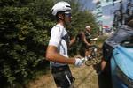 Gianni Moscon står og venter på en cykel under årets Tour de France - nu tvinges han til lang pause.

   Christophe Ena/AP