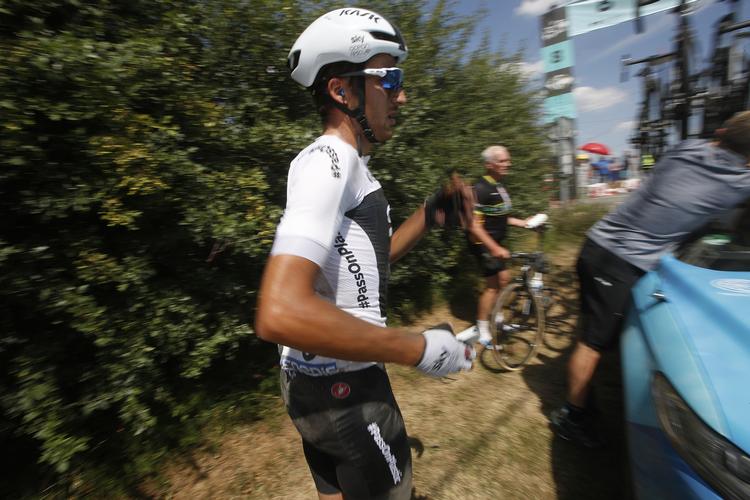 Gianni Moscon står og venter på en cykel under årets Tour de France - nu tvinges han til lang pause.

   Christophe Ena/AP