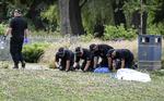 Britiske betjente fotograferet i juli, hvor de gennemsøger en park, som Dawn Sturgess besøgte, inden hun døde, efter at være kommet i berøring med nervegiften novichok.  Ben Birchall/AP