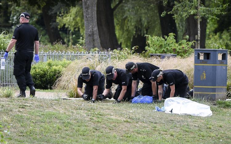 Britiske betjente fotograferet i juli, hvor de gennemsøger en park, som Dawn Sturgess besøgte, inden hun døde, efter at være kommet i berøring med nervegiften novichok.  Ben Birchall/AP