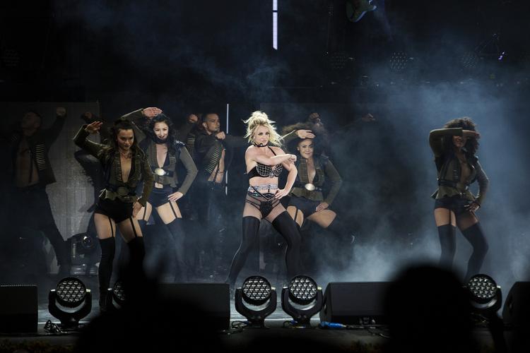 Britney Spears spillede på Smukfest onsdag aften. Der var desværre langt til fortidens storhed, skriver Politikens anmelder, Lucia Odoom. Emma Sejersen/POLFOTO