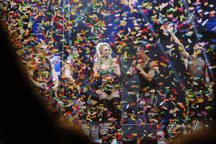 Der blev ikke sparet på konfettien, men Britney Spears leverede en skandaløst ringe koncert. Emma Sejersen/POLFOTO