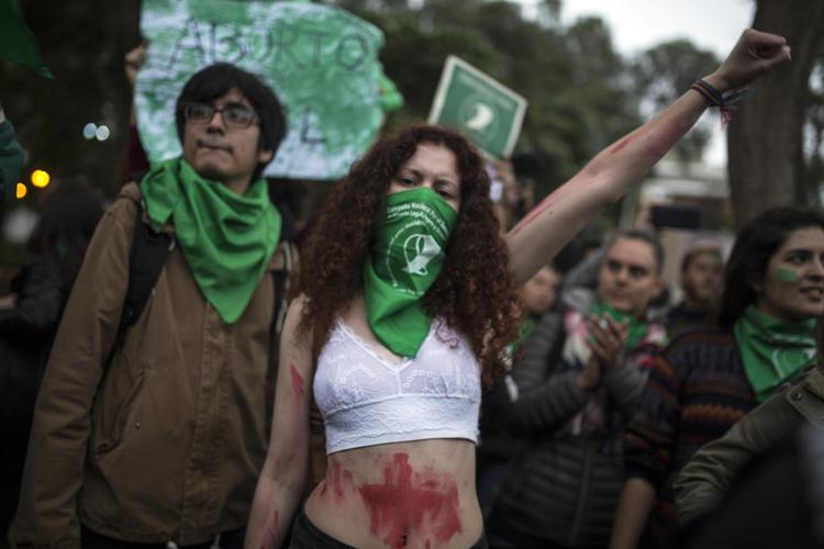 Demonstrationerne har bølget i Argentina op til afstemningen om, hvorvidt abort skal tillades. Tidligt torsdag dansk tid blev det nedstemt at legalisere kvinders ret til abort. Rodrigo Abd/AP