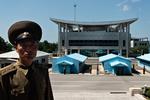 Kim Kwang Won er hver dag med til at vogte Nordkoreas grænse til Sydkorea. Hele sit liv har han fået at vide, at han skal drømme om en genforening, men den drøm er ikke ligeså stærk i Sydkorea. Claus Blok Thomsen