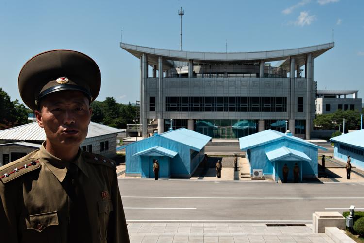 Kim Kwang Won er hver dag med til at vogte Nordkoreas grænse til Sydkorea. Hele sit liv har han fået at vide, at han skal drømme om en genforening, men den drøm er ikke ligeså stærk i Sydkorea. Claus Blok Thomsen