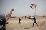 Militante palæstinensere sætter ild til klude under drager, som de sender ind over grænsen til Israel. Derefter skyder de dragerne ned for derved at antænde marker og tørre områder, når dragerne falder ned. Khalil Hamra/AP