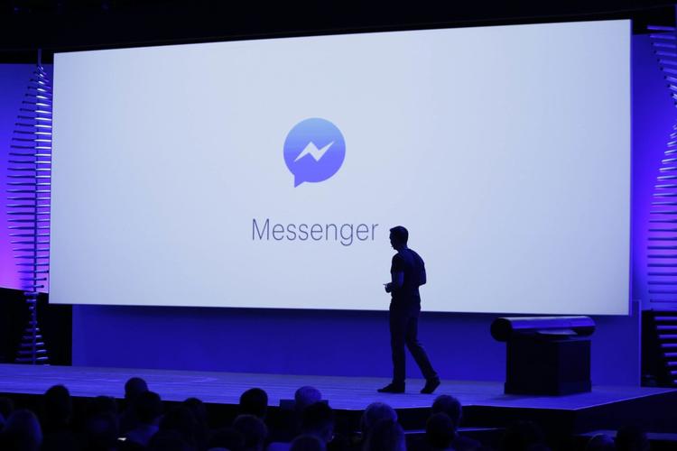 Mark Zuckerberg forklarer de nye tiltag i Messenger under Facebooks udviklerkonference, F8. Firmaet vil have brugerne til at bruge chat-tjenesten som netbank i fremtiden.  AP/Eric Risberg
