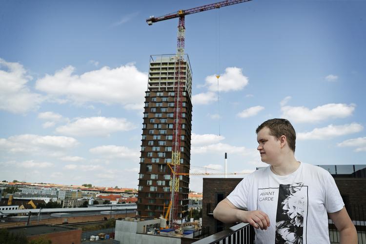 
24-årige David Draminsky Lindhardt er studerende og i et nyt, lækkert og dyrt kollegieværelse på Nørrebro. Prisen er godt 5.800 kroner om måneden så der er ikke plads til udskejelser i budgettet.   Jens Dresling/POLFOTO