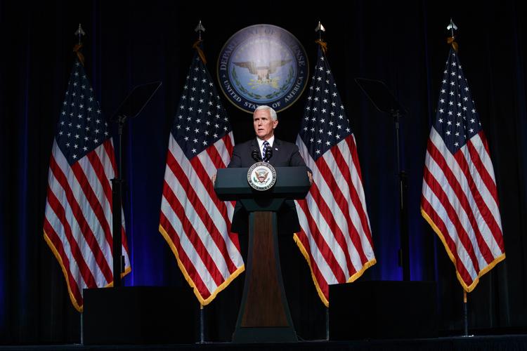 Mike Pence vil have amerikansk dominans i rummet. Evan Vucci/AP
