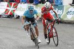 Miguel Angel Lopez holder lige netop sin colombianske landsmand Ivan Sosa bag sig på kongeetapen i Vuelta a Burgos. Foto: Bettiniphoto. 