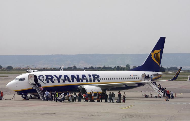 Ifølge Ryanairs plan for at komme tilbage til normale flytilstande, så skal passagerer bære masker om bord og kan kun komme på toilettet efter aftale med personalet.  Claude Paris/AP