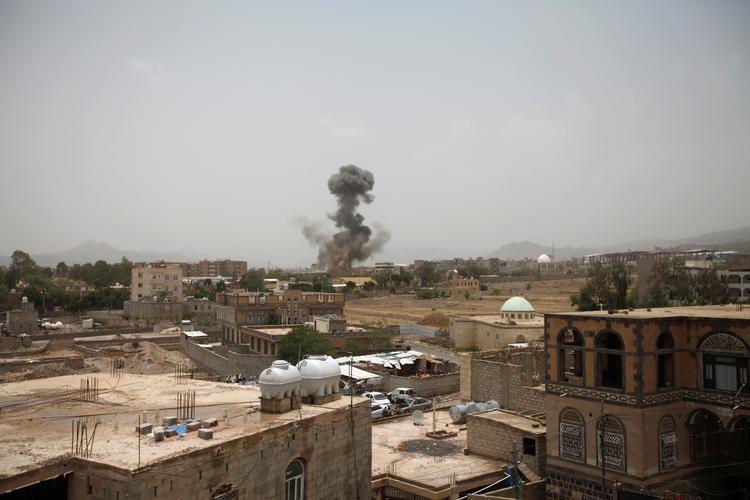 
  En bus med børn er ramt under et luftangreb i Yemen. Snesevis er dræbt og såret, skriver Internationalt Røde Kors på Twitter.  Mohamed Al-sayaghi/Ritzau Scanpix