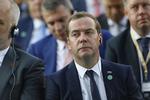 
    »Hvis der gribes til midler som forbud mod bankaktiviteter eller brugen af den ene eller den anden valuta, så kan det klart beskrives som en erklæring om økonomisk krig, siger Ruslands premierminister Dmiitrij Medvedev. Burhan Ozbilici/AP