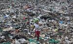 Før plastikposeforbuddet  i 2017 var situationen grel i Kenya. Her er det en losseplads fotograferet i 2015: Otteårige Joyce Njerier på jagt efter gamle plastikflasker i Nairobi. Ben Curtis/AP