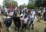 
   Højreorienterede demonstanter støder sammen med venstreorienterede ved indgangen til Lee Park i Charlottesville den 12 august 2017.
 Steve Helber/AP