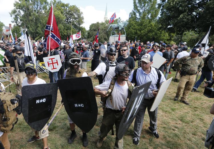 
   Højreorienterede demonstanter støder sammen med venstreorienterede ved indgangen til Lee Park i Charlottesville den 12 august 2017.
 Steve Helber/AP