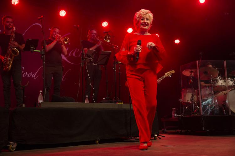 »Jeg ville ønske, at hun ville spille hver fredag«, skriver Lucia Odoom om Birthe Kjærs koncert på Smukfest torsdag eftermiddag. Emma Sejersen/POLFOTO