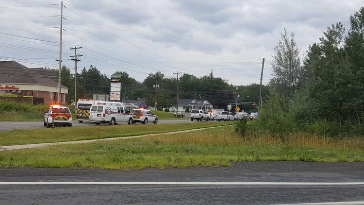 Udrykningskøretøjer er parkeret nær det område, hvor der fredag blev skudt. Der er forlydender om, at fire personer er dræbt, herunder to politibetjente. Skyderiet er sket i byen Fredericton i provinsen New Brunswick i det østlige Canada. Social Media/Ritzau Scanpix