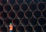 Klar. Tusindvis af stålrør til den nye gasledning har ligget klar det sidste år i blandt andet den tyske Østersøhavn Mukran. Udover Tyskland vil byggeriet af Nord Stream 2 også have forsyningshavn i den svenske by Karlshamn.
     Stefan Sauer/AP