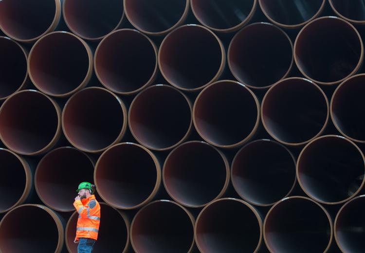 Klar. Tusindvis af stålrør til den nye gasledning har ligget klar det sidste år i blandt andet den tyske Østersøhavn Mukran. Udover Tyskland vil byggeriet af Nord Stream 2 også have forsyningshavn i den svenske by Karlshamn.
     Stefan Sauer/AP