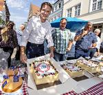 Dansk Folkepartis partiformand Kristian Thulesen Dahl uddeler kage i Sønderborg by i anledning af 100 stramninger. Henning Bagger/Ritzau Scanpix