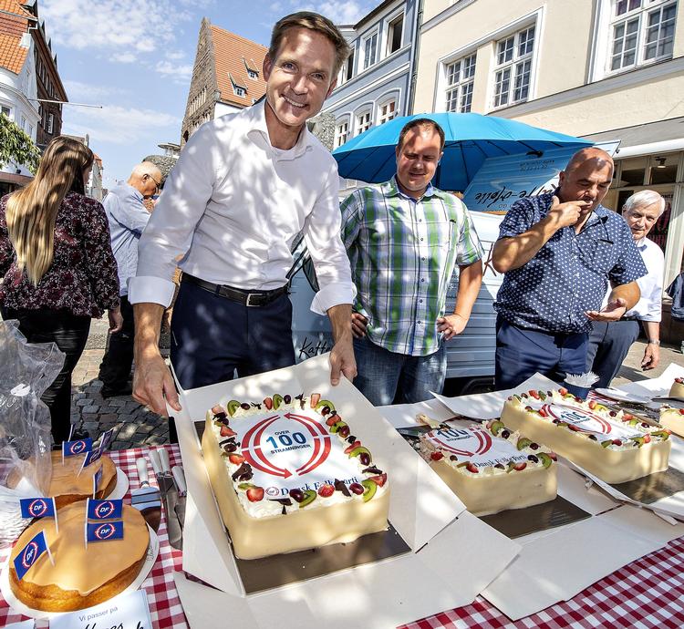 Dansk Folkepartis partiformand Kristian Thulesen Dahl uddeler kage i Sønderborg by i anledning af 100 stramninger. Henning Bagger/Ritzau Scanpix
