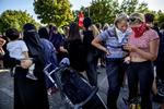 Kvinden til venstre i billedet kommer fra Peshawar i Pakistan og har boet i Danmark i seks år. Den nye lovgivning for tildækning får stor betydning for hendes liv, fordi hun fremover vil gå mindre ud. Jacob Ehrbahn/POLFOTO