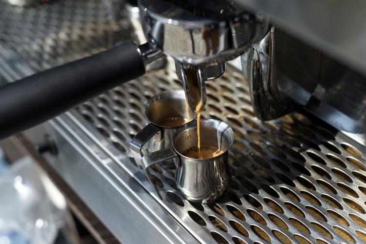 Københavns Kommune deler rundhåndet ud af tilladelser til at sælge kaffe, pandekager, is og andre føde- og drikkevarer for at skabe liv i byen. Andreas Haubjerg/POLFOTO