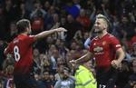 Manchester United's Luke Shaw (venstre) fejrer med holkammeraten Juan Mata, efter han har scoret. Kampen endte med en sejr på 2-1 over Leichester.  Jon Super/AP