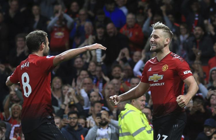 Manchester United's Luke Shaw (venstre) fejrer med holkammeraten Juan Mata, efter han har scoret. Kampen endte med en sejr på 2-1 over Leichester.  Jon Super/AP
