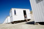 Et øjenvidne vurderer, at omkring 40 af de smukke, hvide badehuse ved Løkken Strand er meget beskadigede. Carsten Ingemann/POLFOTO