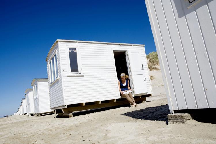Et øjenvidne vurderer, at omkring 40 af de smukke, hvide badehuse ved Løkken Strand er meget beskadigede. Carsten Ingemann/POLFOTO