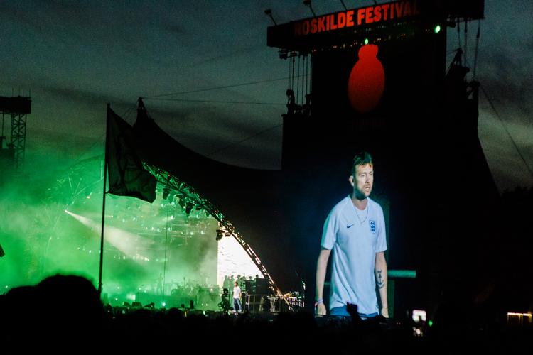 Manden bag Gorillaz , Damon Albarn stoppede koncerten på Orange Scene, efter hans rapper var røget ud over scenekanten. 
Foto: Per Lange Lange Per/Ekstra Bladet