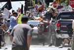Billedet her er fra 12. august sidste år, da en bil drønede ind i en demonstration i Charlottesville i Virginia. Ryan M. Kelly/AP