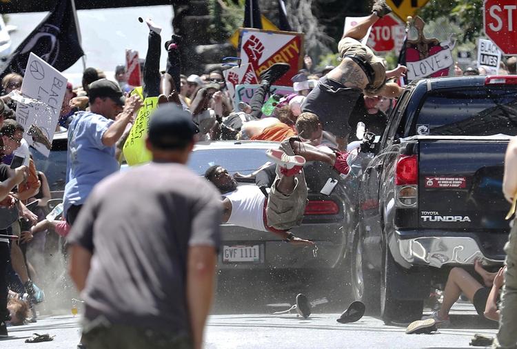 Billedet her er fra 12. august sidste år, da en bil drønede ind i en demonstration i Charlottesville i Virginia. Ryan M. Kelly/AP