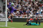 Dele Alli var tæt på at øge til 3-1, men måtte se forsøget reddet af Newcastles slovakiske målmand Martin Dubravka. Lindsey Parnaby/Ritzau Scanpix