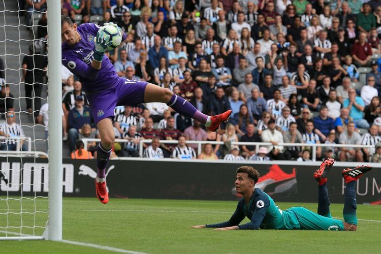 Dele Alli var tæt på at øge til 3-1, men måtte se forsøget reddet af Newcastles slovakiske målmand Martin Dubravka. Lindsey Parnaby/Ritzau Scanpix