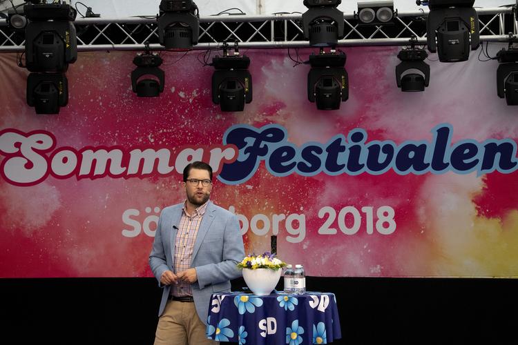 Sverigedemokraterna tordner frem i meningsmålingerne inden det svenske riksdagsvalg i september. Formand Jimmie Åkesson holder tale på partiets sommermøde i Sölvesborg. Peter Hove Olesen/POLFOTO